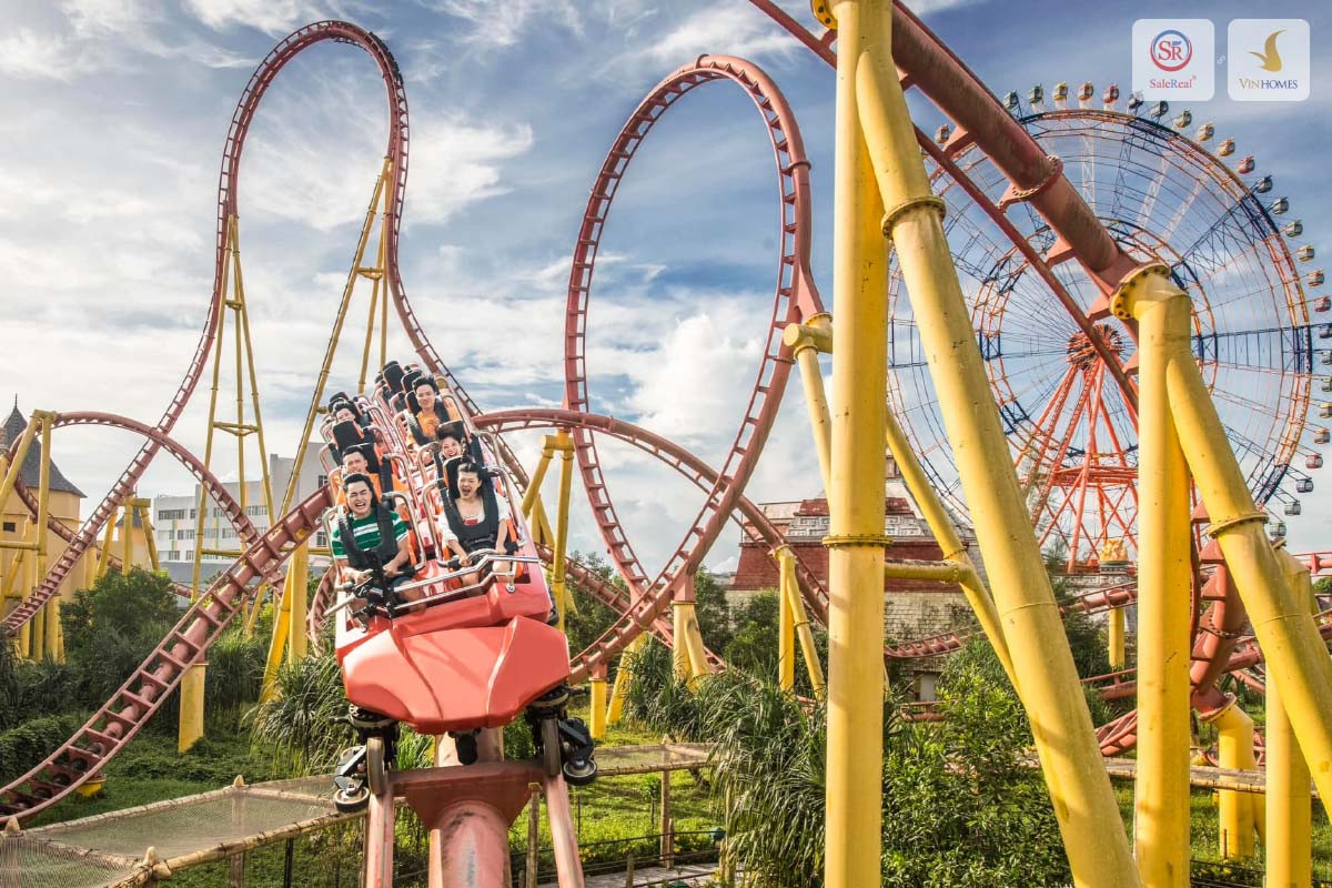 Du khách hào hứng tham gia các trò chơi mạo hiểm tại VinWonders Park, mang lại cảm giác phấn khích tột độ cho người chơi