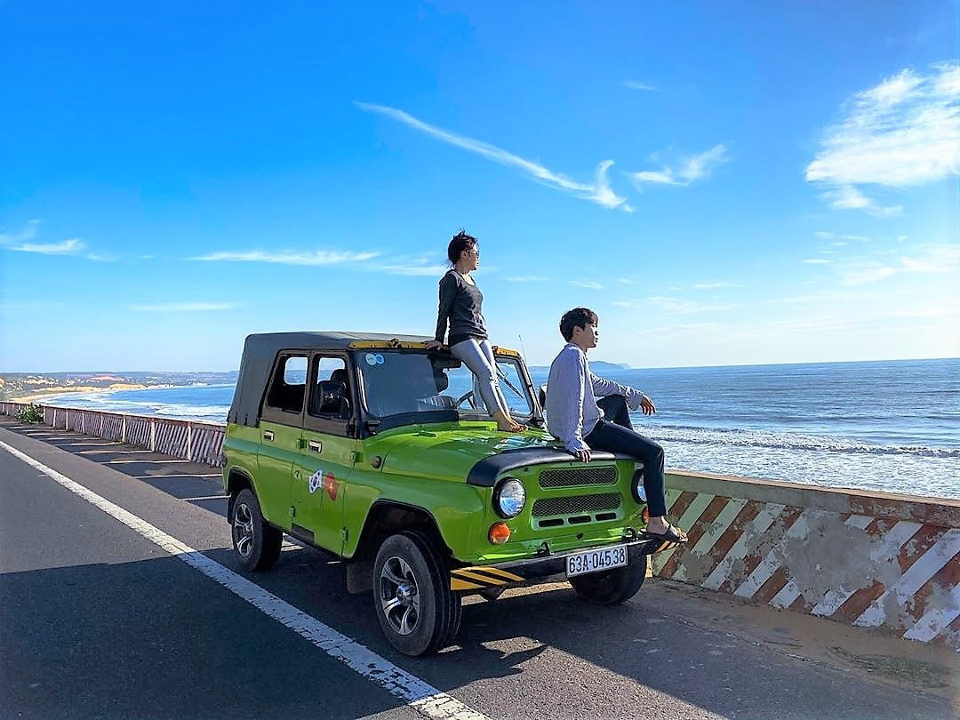 Du khách thuê xe Jeep khám phá đồi cát Phan Thiết trong ngày nắng đẹp