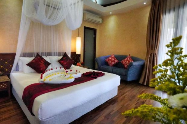Giường ngủ tại Sunsea Resort &amp; Sukhothai Restaurant Mũi Né được lắp màn che cổ điển, tạo nên không gian trang nhã và lãng mạn.