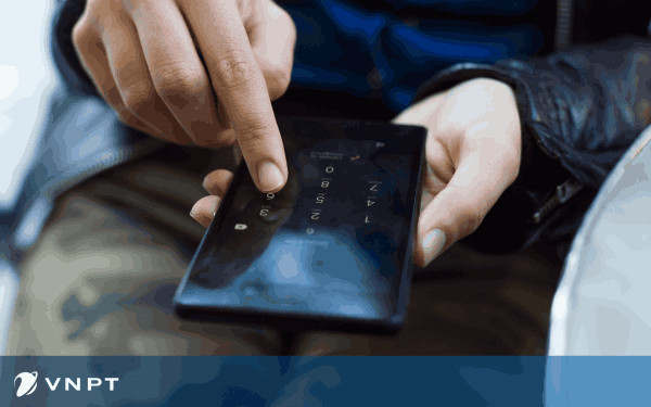 Hình ảnh người dùng đang thực hiện các bước lấy lại số điện thoại trên máy tính và điện thoại