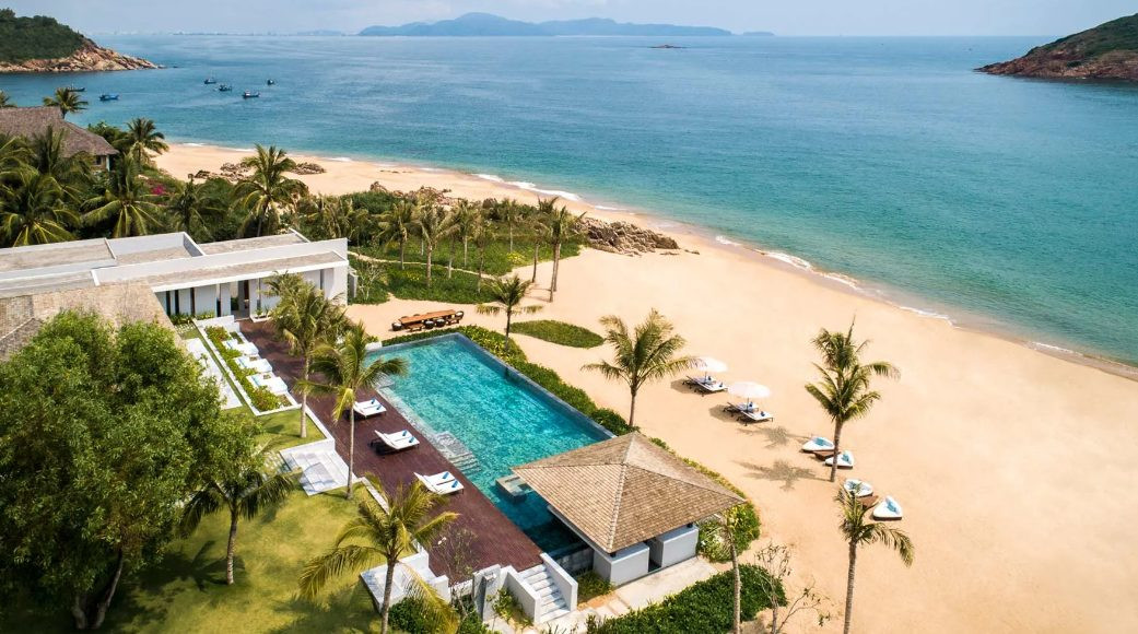 Hồ bơi và cảnh quan biển thơ mộng tại Anantara Mũi Né Resort, lựa chọn resort Phan Thiết 5 sao hoàn hảo