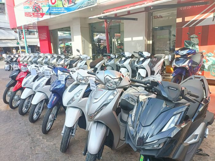 Khu vực trưng bày xe máy Honda rộng rãi tại HEAD Hoà Hưng