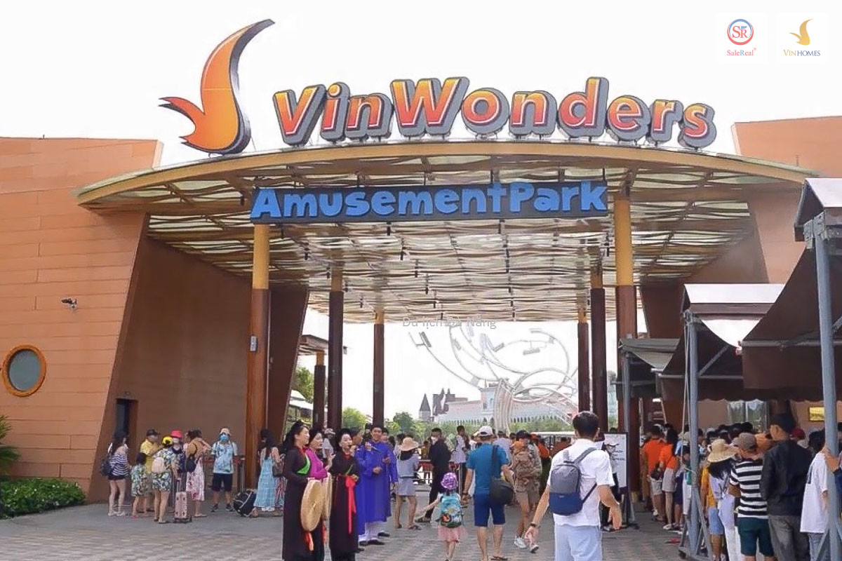 Khu vực văn hóa dân gian và kiến trúc cổ kính tại công viên trải nghiệm giáo dục VinWonders Park Nam Hội An, kết hợp giữa giải trí và bảo tồn di sản