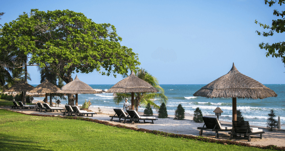Khung cảnh bình yên của Victoria Resort Phan Thiết với hồ bơi vô cực và những biệt thự mái tranh truyền thống