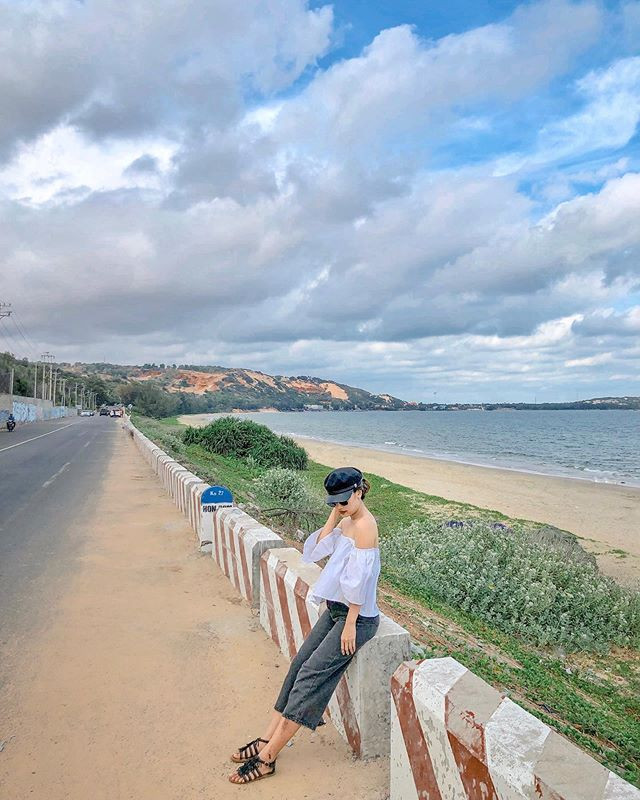 Khung cảnh yên bình của Hòn Rơm vào buổi sáng sớm, thích hợp để chiêm ngưỡng vẻ đẹp tự nhiên của Mũi Né, TP. Phan Thiết.