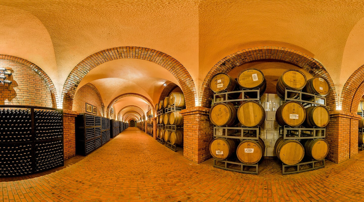 Lâu đài rượu vang Phan Thiết kiến trúc cổ điển dưới trời nắng nhẹ