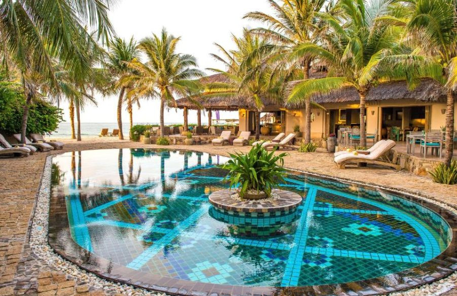 Lối đi xanh mát giữa vườn cây nhiệt đới tại Mia Mũi Né Resort, một khu nghỉ dưỡng 5 sao Phan Thiết