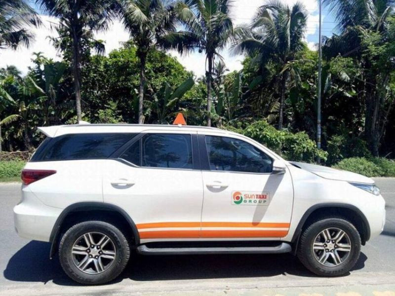 Một chiếc xe Sun Taxi Bình Thuận đậu trên đường