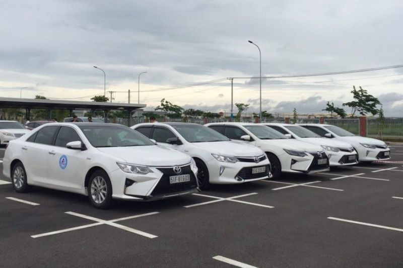 Một chiếc xe taxi Lagi Tourist màu vàng hoạt động 24/24 tại khu vực Phan Thiết, Bình Thuận