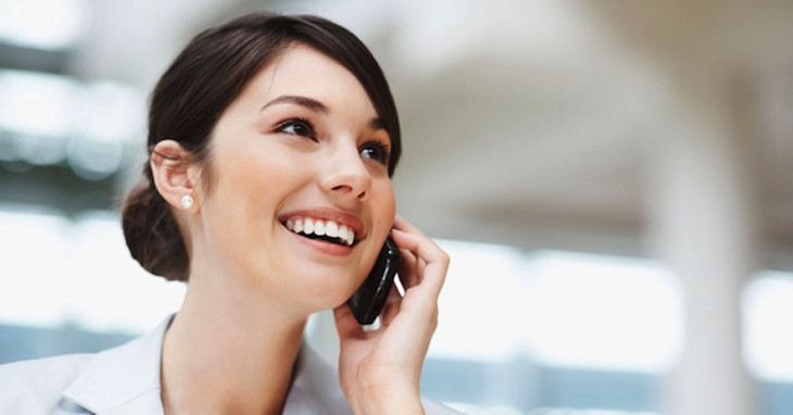 Một người dùng đang gọi điện thoại để tra số của mình