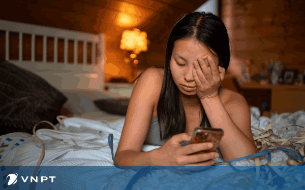 Người dùng đang gọi điện thoại để báo mất SIM, hình ảnh minh họa cách lấy lại số điện thoại