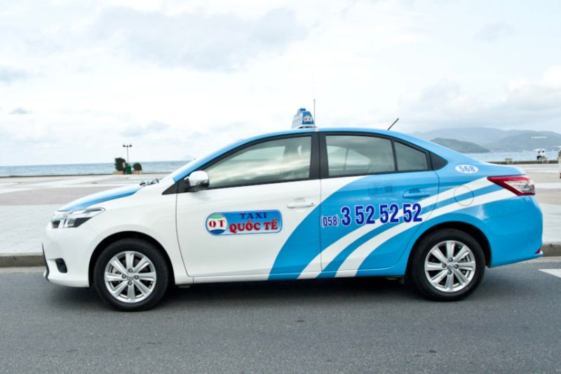Những chiếc taxi Quốc Tế màu xanh dương dễ nhận biết trên đường phố, cung cấp dịch vụ taxi Phan Thiết