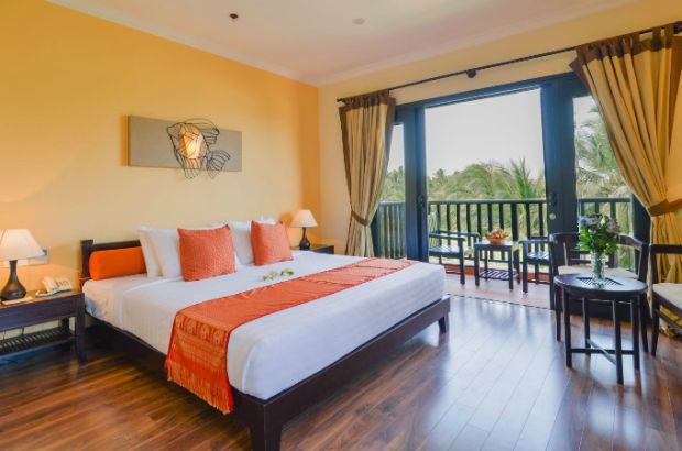 Phòng ngủ rộng lớn tại Seahorse Resort &amp; Spa Phan Thiết với gam màu ấm nóng chủ đạo, mang đến sự ấm cúng và thoải mái.