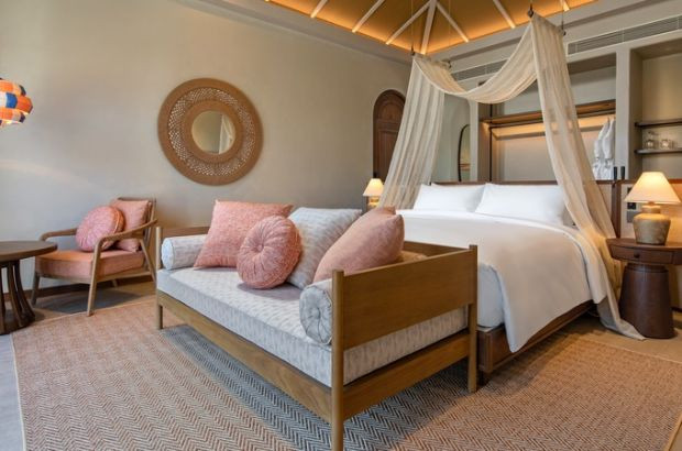 Phòng ngủ tại Radisson Resort Phan Thiết với lối decor tối giản và trang nhã, tạo cảm giác thư thái.