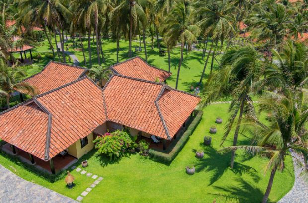 Seahorse Resort &amp; Spa chìm trong không gian xanh mát của cỏ cây, tạo nên một ốc đảo yên bình giữa lòng Mũi Né.