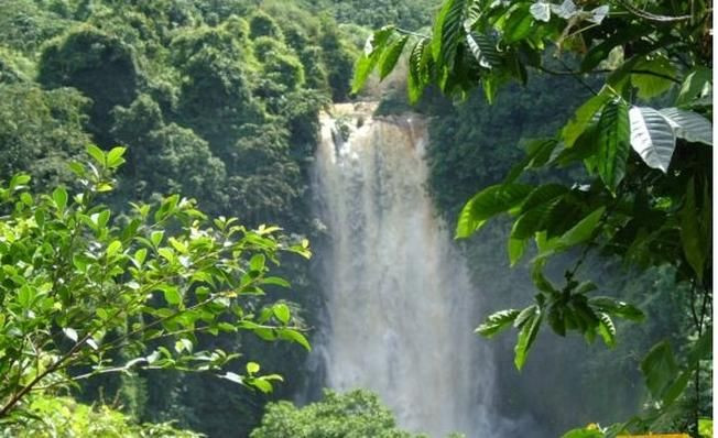 Thác Bobla với dòng nước trắng xóa đổ xuống từ vách đá, xung quanh là cây cối xanh tươi