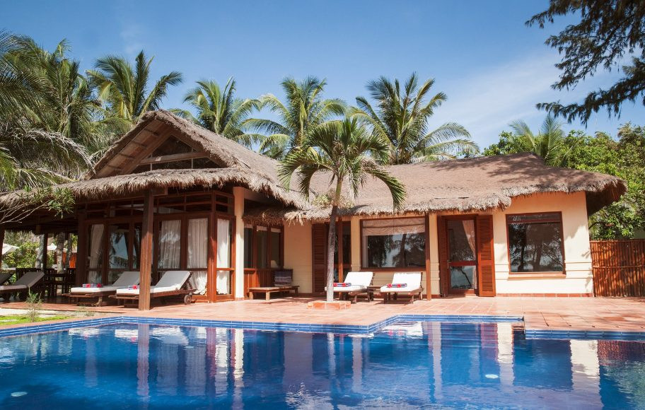 Thiết kế bungalow sang trọng với nội thất gỗ tại Victoria Phan Thiết Beach Resort &amp; Spa, một resort 5 sao ở Phan Thiết