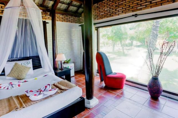 Thiết kế ghế ngồi độc đáo tại Fiore Healthy Resort Phan Thiết, tạo điểm nhấn cho không gian nghỉ dưỡng cạnh bãi biển riêng.