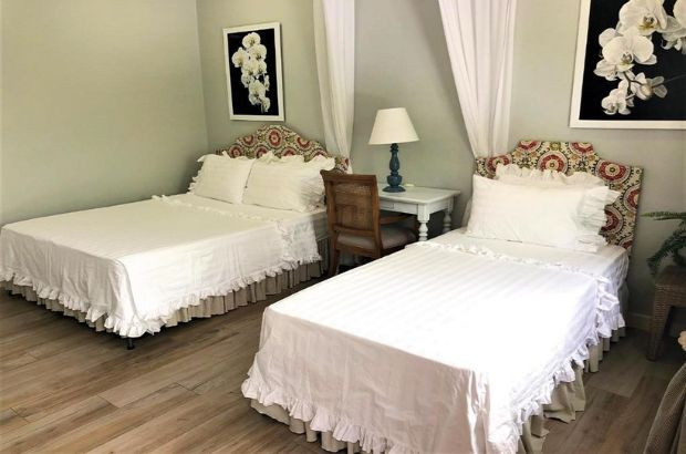 Thiết kế phòng ngủ sang trọng với gam màu trắng tinh khôi làm chủ đạo tại Serenity by the Sea Resort.