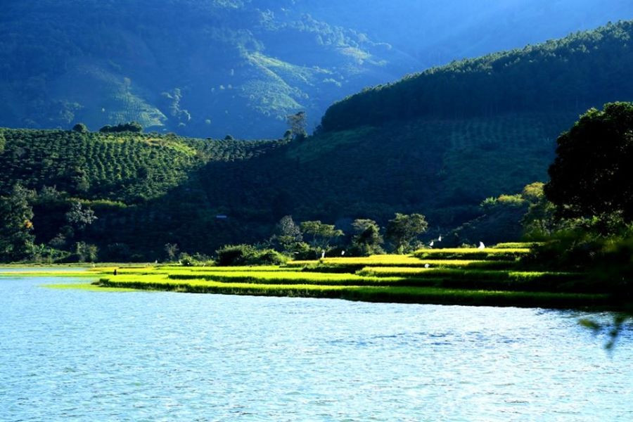 Toàn cảnh Hồ Kala xanh biếc với những ngọn đồi bao quanh, tạo nên khung cảnh thơ mộng