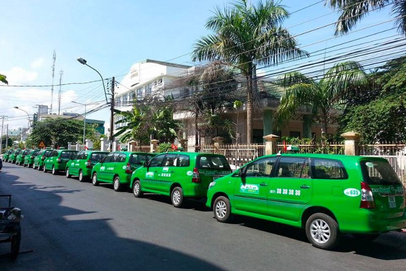 Xe taxi Mai Linh màu xanh lá cây quen thuộc trên đường phố Phan Thiết