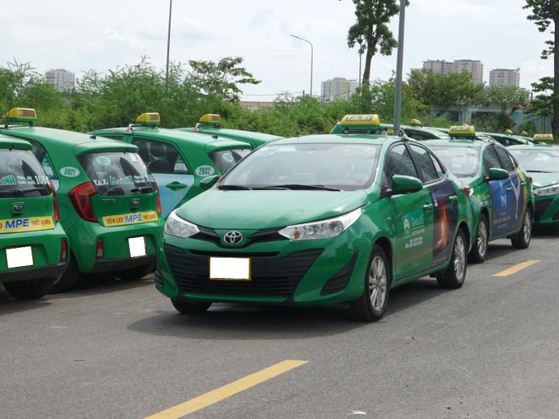 Xe taxi Mai Linh với màu xanh lá cây đặc trưng tại Bình Thuận