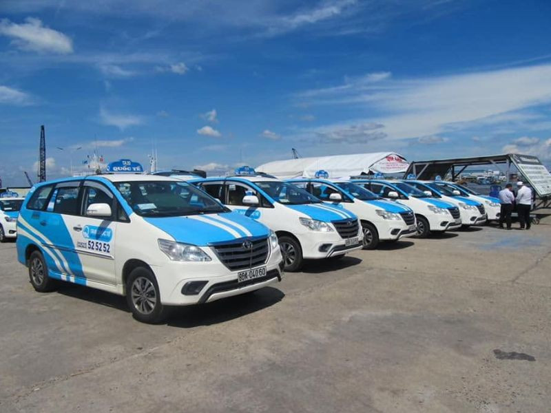 Xe taxi Quốc Tế Phan Thiết đang chờ đón khách tại điểm du lịch