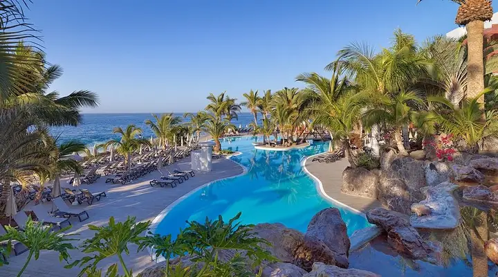 Adrian Wee Là Ai? Giải Mã Con Người Đằng Sau Những Thành Công