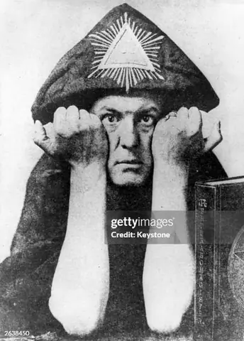 Aleister Crowley Là Ai? Khám Phá Cuộc Đời Pháp Sư Bí Ẩn Aleister Crowley Là Ai? Khám Phá Cuộc Đời Pháp Sư Bí Ẩn