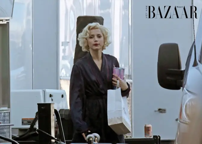 Bz-ana-de-armas-bond-girl-blonde-netflix-13