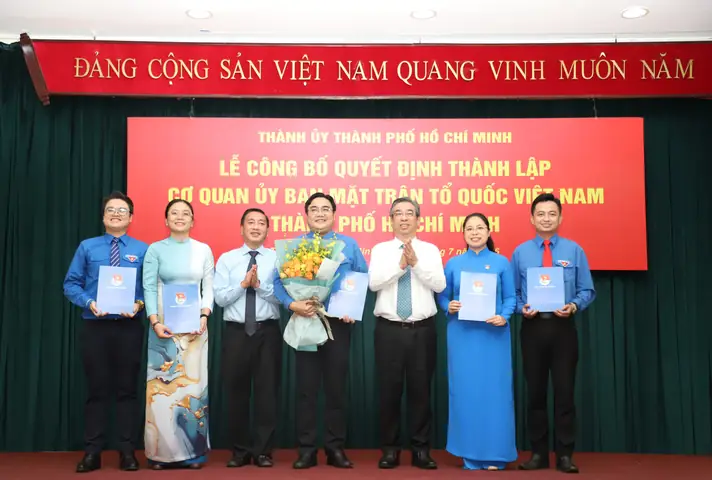 Phó Bí Thư Thành Ủy, Chủ Tịch Ủy Ban Mttq Việt Nam Tphcm Nguyễn Phước Lộc (thứ 3 Từ Phải Qua) Cùng Phó Chủ Tịch Hđnd Tphcm Phạm Thành Kiên Trao Quyết Định Cho Anh Ngô Minh Hải (giữa) Cùng Các Phó Bí Thư Thành Đoàn Tphcm. Ảnh: Ngô Tùng