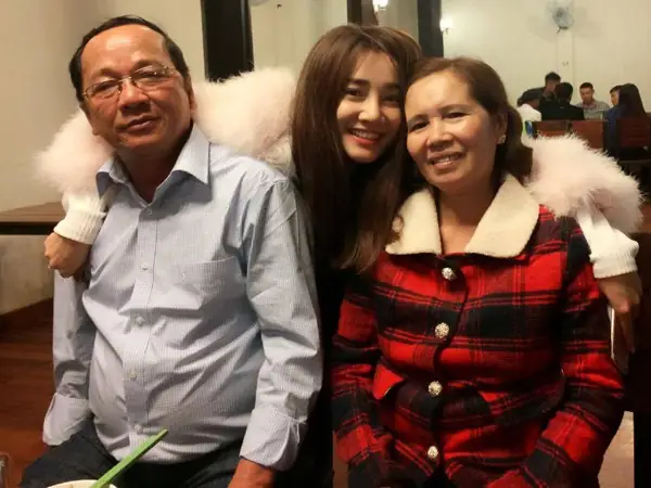 Bố Mẹ Nhã Phương Là Ai? Giải Mã Hậu Phương Vững Chắc Của Nữ Diễn Viên Bố Mẹ Nhã Phương Là Ai? Giải Mã Hậu Phương Vững Chắc Của Nữ Diễn Viên