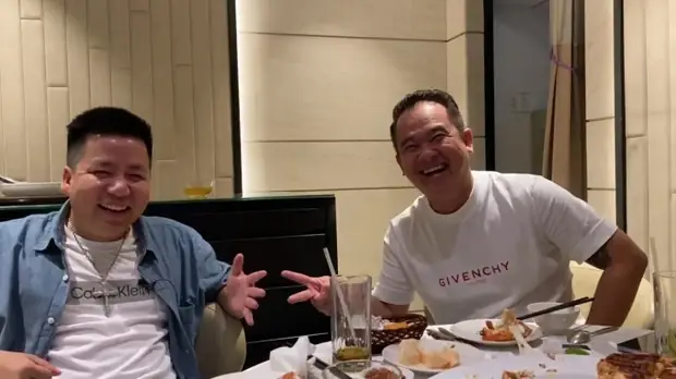 Khoa Pug Gây Sốc Với Hành Động Lạ Dành Cho Camera Man, Chân Dung Bạn Gái Gây Náo Loạn Dư Luận - Hình 1