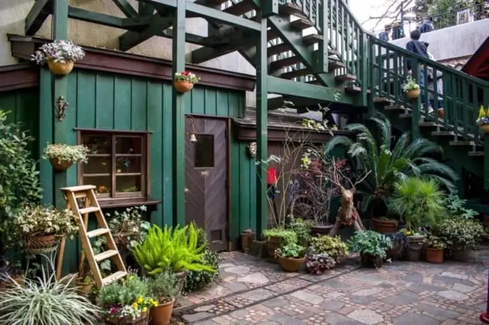 Mê Cung Nằm Trong Chính Bảo Tàng