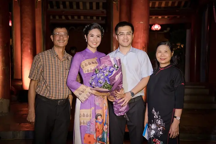 Sau Khi Chính Thức Xuất Hiện Bên Người Đẹp Tại Sự Kiện Lớn Được Tổ Chức Vào Đêm 28/6, Thông Tin Về Vị Hôn Phu Của Hoa Hậu Ngọc Hân Thu Hút Sự Quan Tâm Của Đông Đảo Dư Luận. Sau Khi Chính Thức Xuất Hiện Bên Người Đẹp Tại Sự Kiện Lớn Được Tổ Chức Vào Đêm 28/6, Thông Tin Về Vị Hôn Phu Của Hoa Hậu Ngọc Hân Thu Hút Sự Quan Tâm Của Đông Đảo Dư Luận.