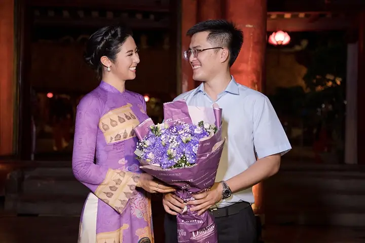 Vị Hôn Phu Và Bố Mẹ Của Hoa Hậu Có Mặt Tại Sự Kiện. Vị Hôn Phu Và Bố Mẹ Của Hoa Hậu Có Mặt Tại Sự Kiện.