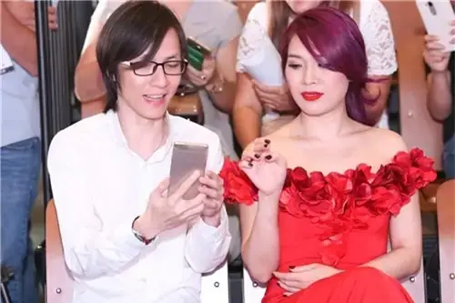 Công Khai Tình Cảm Và Thông Báo Hôn Lễ