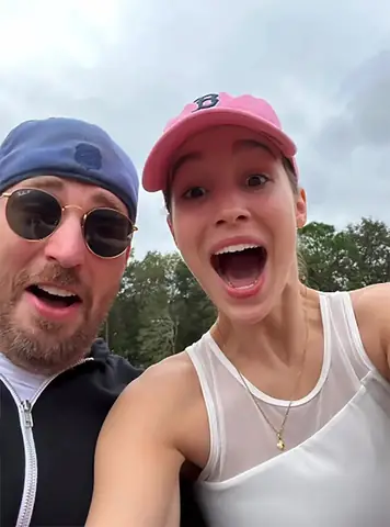 Cosmopolitan Đưa Tin Rằng Mẹ Của Alba Baptista Đã Sử Dụng Chính Những Quả Bí Ngô Được Thấy Trên Instagram Của Evans Làm Ảnh Đại Diện Của Bà Cho Nền Tảng Mạng Xã Hội. Nam Diễn Viên Cũng Nhấn Like Tất Cả Các Bức Ảnh Của Alba Baptista.