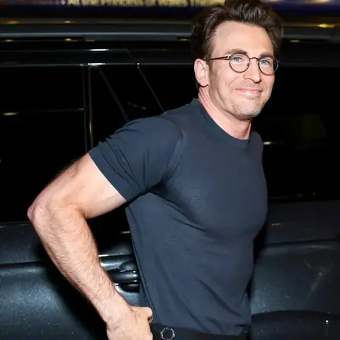 Chris Evans Là Ai: Từ Captain America Đến Nghệ Sĩ Đa Tài Hollywood