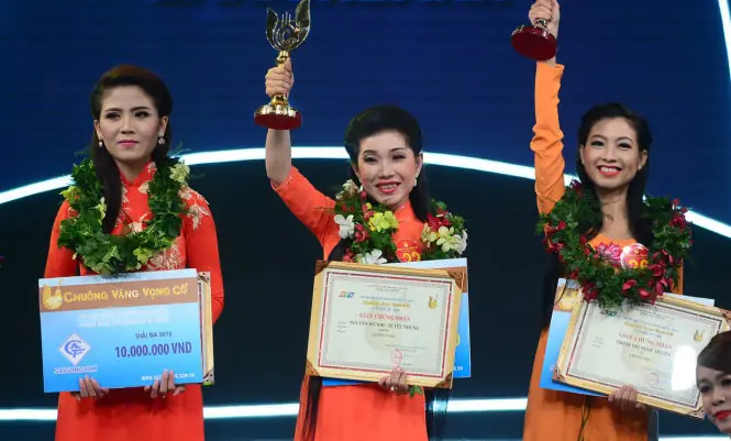 Nguyễn Hồ Như Tuyết Nhung Trong Giây Phút Đăng Quang Chuông Vàng Cuộc Thi Trong Đêm Chung Kết Chuông Vàng Vọng Cổ Tối 22-9 - Ảnh: Quang Định