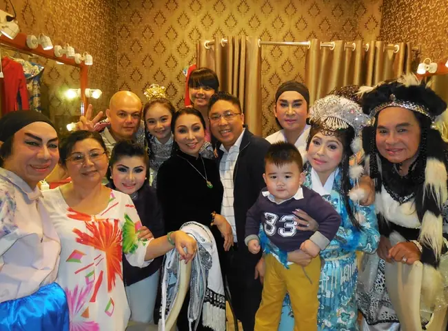 Nsnd Bạch Tuyết Đưa Con Trai Vào Hậu Trường Chào Hỏi Các Nghệ Sĩ Đồng Nghiệp