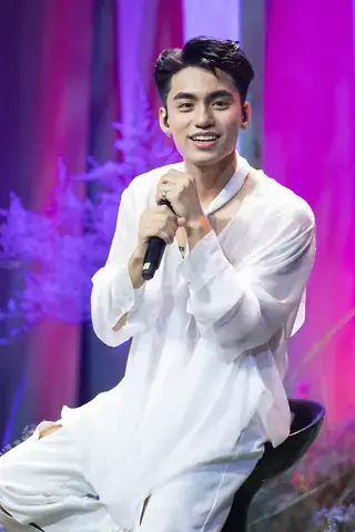 Màn Ra Mắt Chính Thức Và Những Bước Đi Đầu Tiên Trong Sự Nghiệp