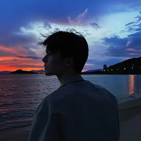 Em Là Ai Trong Anh: Phân Tích Chuyện Tình Lệch Tuổi Và Cuộc Đấu Tranh Lý Trí Em Là Ai Trong Anh: Phân Tích Chuyện Tình Lệch Tuổi Và Cuộc Đấu Tranh Lý Trí