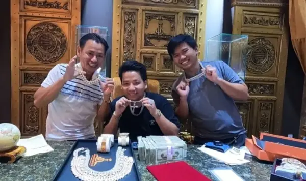 Gia Thế Khủng Đầy Tò Mò Của Khoa Pug