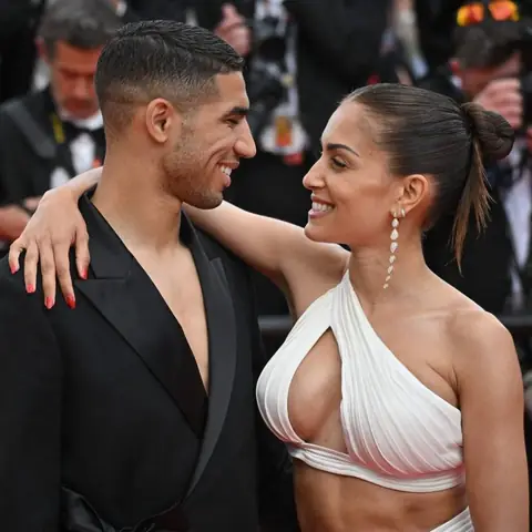 Hiba Abouk Là Cái Tên Đang Gây Chú Ý Nhiều Trong Những Ngày Qua Xung Quanh Vụ Ly Hôn Đình Đám Của “ngôi Sao” Câu Lạc Bộ Paris Saint-germain - Achraf Hakimi. Abouk Xinh Đẹp Là Ai? Vì Sao Cô Lại Chia Tay Hakimi Để Rồi Ngỡ Ngàng Nhận Ra, Cô Không Thể “lấy” Được Một Nửa Tài Sản Của Chồng, Mà Thậm Chí Có Thể Sẽ Bị “mất” Một Nửa Số Vốn Mình Kiếm Được Bao Nhiêu Năm Qua Cho Hakimi Khi Anh Chàng Được Chứng Minh Chỉ Là… Kẻ Vô Sản.