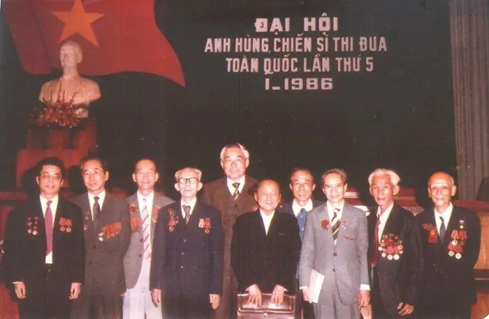 Gs--hoang-dinh-cau-thu-2-tu-trai-sang-tai-dai-hoi-anh-hung-chien-si-thi-dua-toan-quoc-lan-thu-5-nam-1986.jpg