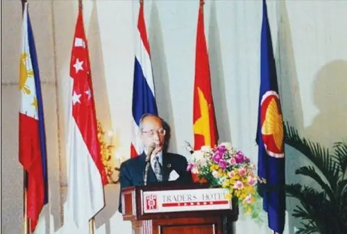 Gs--hoang-dinh-cau-chu-tich-hiep-hoi-y-hoc-cac-nuoc-dong-nam-a-khoa-xi-doc-loi-khai-mac-hoi-nghi-yangon-myamar-ky-hop-nam-2000-.jpg