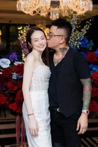 Những Bước Chân Đầu Tiên Vào Thế Giới Giải Trí