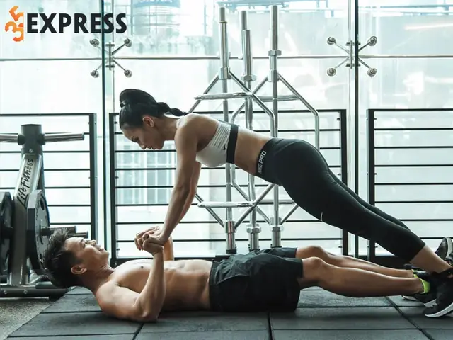 Mối Tình Đầy Ngưỡng Mộ Với Ông Xã Và Mc Huyền Ny