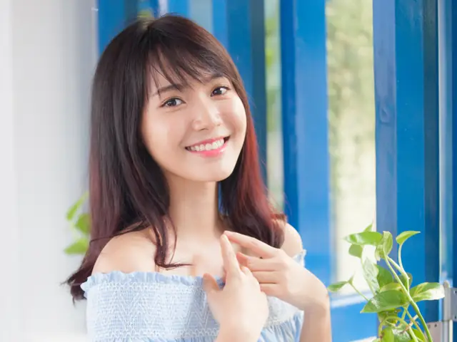 Ca Sĩ Minh Hằng Là Ai?